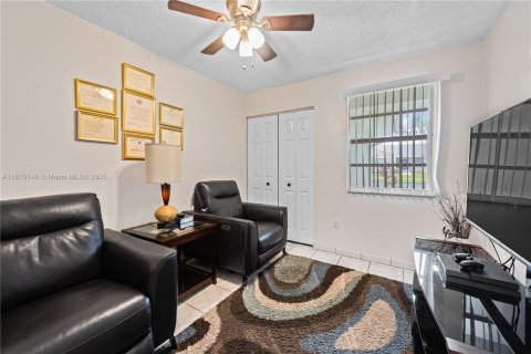 House in Homestead, Florida 3 bedrooms, 143.81 sq.m. № 1981480 - photo 13