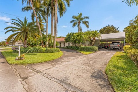 House in Cutler Bay, Florida 4 bedrooms, 187.11 sq.m. № 2003150