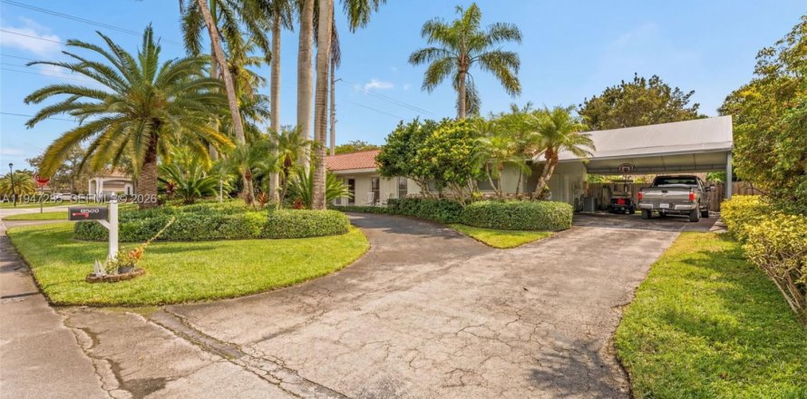 House in Cutler Bay, Florida 4 bedrooms, 187.11 sq.m. № 2003150