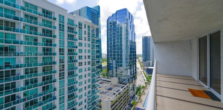 Condominio en Miami, Florida, 1 dormitorio № 1985426