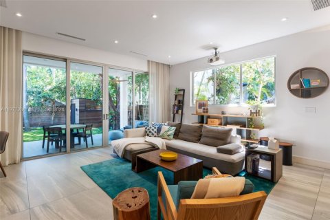 Adosado en venta en Miami, Florida, 3 dormitorios, 260.31 m2 № 2041719 - foto 9