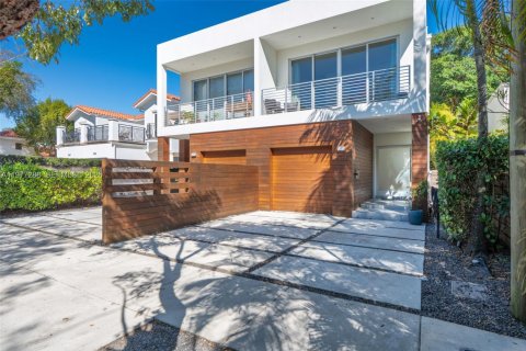 Adosado en venta en Miami, Florida, 3 dormitorios, 260.31 m2 № 2041719 - foto 2