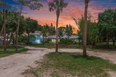 House in Stuart, Florida 4 bedrooms, 305.18 sq.m. № 2083017