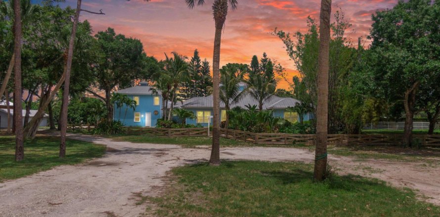 House in Stuart, Florida 4 bedrooms, 305.18 sq.m. № 2083017