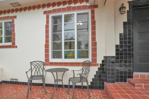 House in Lake Worth, Florida 4 bedrooms, 148.74 sq.m. № 2246449 - photo 2