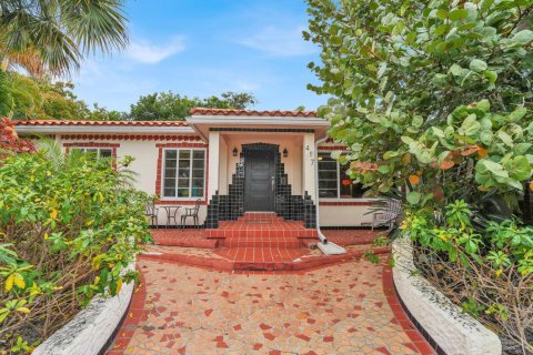 House in Lake Worth, Florida 4 bedrooms, 148.74 sq.m. № 2246449