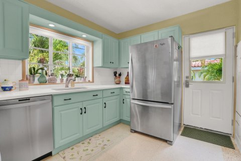 House in Lake Worth, Florida 4 bedrooms, 148.74 sq.m. № 2246449 - photo 13