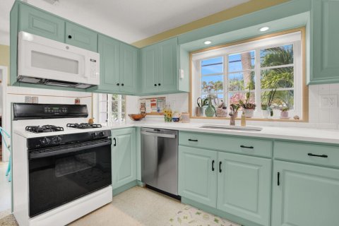 House in Lake Worth, Florida 4 bedrooms, 148.74 sq.m. № 2246449 - photo 12