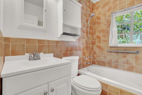 House in Lake Worth, Florida 4 bedrooms, 148.74 sq.m. № 2246449 - photo 21