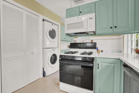 House in Lake Worth, Florida 4 bedrooms, 148.74 sq.m. № 2246449 - photo 14