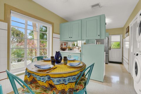House in Lake Worth, Florida 4 bedrooms, 148.74 sq.m. № 2246449 - photo 7