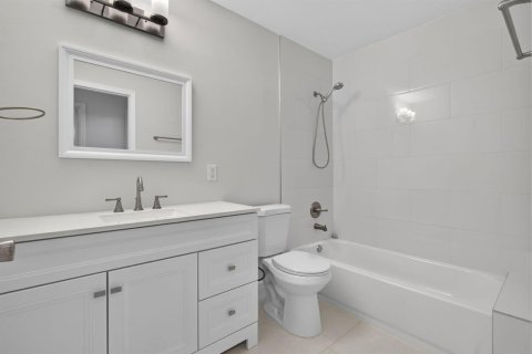 Townhouse in Wellington, Florida 3 bedrooms, 131.64 sq.m. № 2241854 - photo 15
