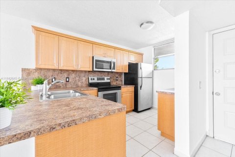 Condo in Oakland Park, Florida, 2 bedrooms  № 1836706 - photo 7