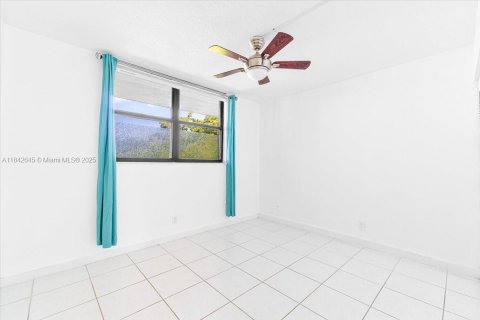 Condo in Oakland Park, Florida, 2 bedrooms  № 1836706 - photo 18