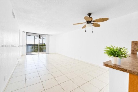 Condo in Oakland Park, Florida, 2 bedrooms  № 1836706 - photo 9