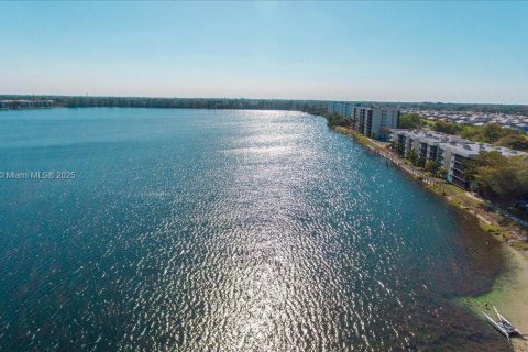 Condo in Oakland Park, Florida, 2 bedrooms  № 1836706 - photo 1