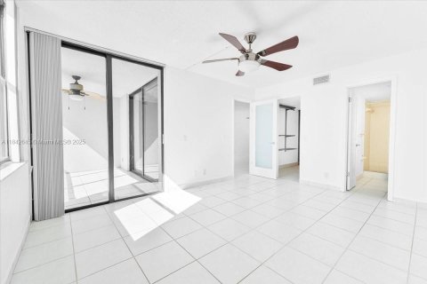 Condo in Oakland Park, Florida, 2 bedrooms  № 1836706 - photo 15