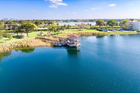 Condo in Oakland Park, Florida, 2 bedrooms  № 1836706 - photo 25