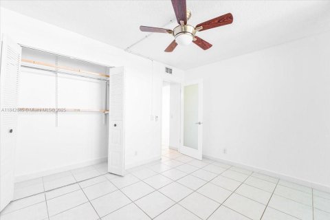 Condo in Oakland Park, Florida, 2 bedrooms  № 1836706 - photo 20