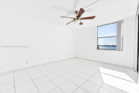 Condo in Oakland Park, Florida, 2 bedrooms  № 1836706 - photo 13