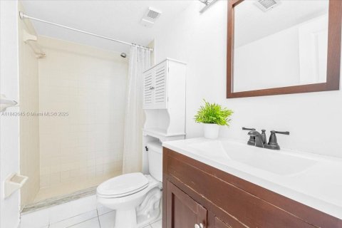 Condo in Oakland Park, Florida, 2 bedrooms  № 1836706 - photo 16
