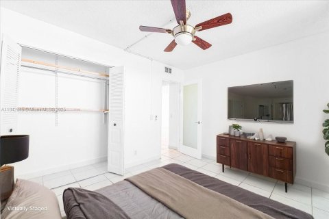 Condo in Oakland Park, Florida, 2 bedrooms  № 1836706 - photo 19