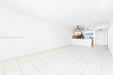 Condo in Oakland Park, Florida, 2 bedrooms  № 1836706 - photo 11
