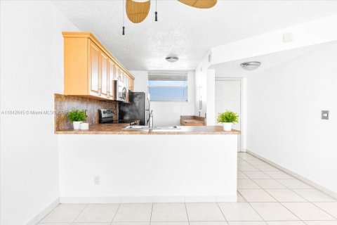 Condo in Oakland Park, Florida, 2 bedrooms  № 1836706 - photo 8