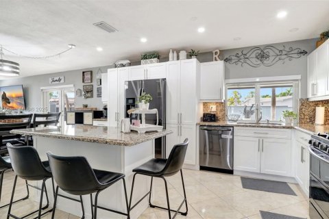 House in Hialeah, Florida 4 bedrooms, 141.49 sq.m. № 1981255 - photo 16