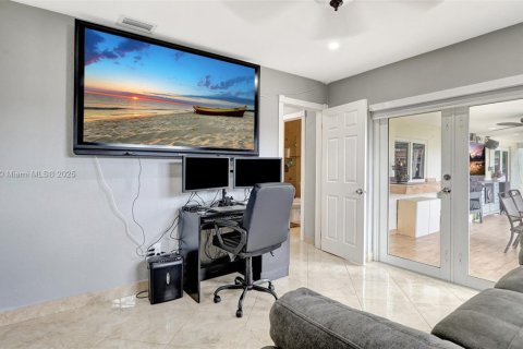 House in Hialeah, Florida 4 bedrooms, 141.49 sq.m. № 1981255 - photo 24