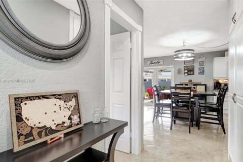House in Hialeah, Florida 4 bedrooms, 141.49 sq.m. № 1981255 - photo 5