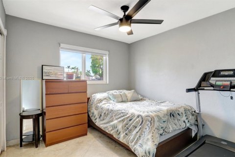 House in Hialeah, Florida 4 bedrooms, 141.49 sq.m. № 1981255 - photo 19