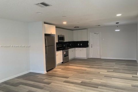 Commercial property in Boynton Beach, Florida 244.52 sq.m. № 1945038 - photo 10