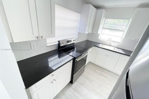 Commercial property in Boynton Beach, Florida 244.52 sq.m. № 1945038 - photo 8