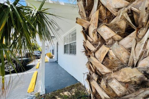 Commercial property in Boynton Beach, Florida 244.52 sq.m. № 1945038 - photo 1
