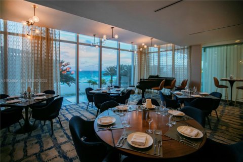 Condominio en venta en Sunny Isles Beach, Florida, 5 dormitorios, 302.12 m2 № 1993522 - foto 15