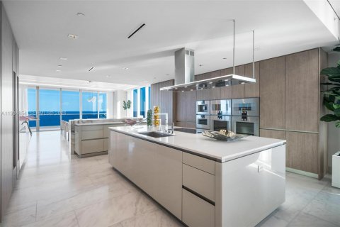Condominio en venta en Sunny Isles Beach, Florida, 5 dormitorios, 302.12 m2 № 1993522 - foto 29
