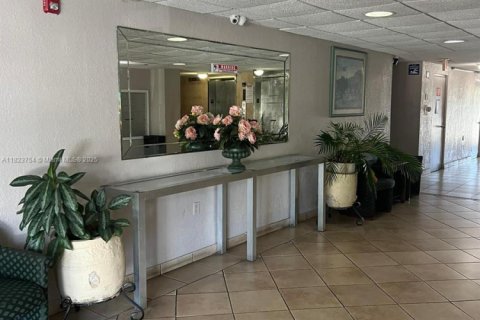 Condominio en alquiler en North Miami Beach, Florida, 1 dormitorio, 61.13 m2 № 1792549 - foto 4