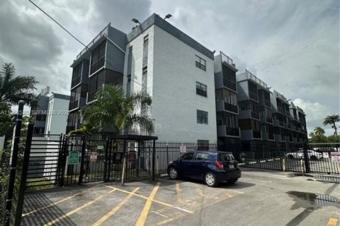 Condo in North Miami, Florida, 1 bedroom № 2005958 - photo 1