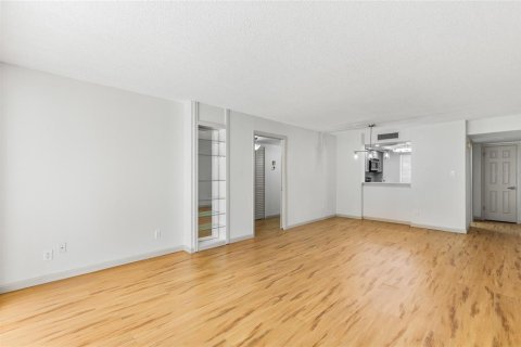 Купить кондоминиум в Тампа, Флорида 9 комнат, 104.98м2, № 2350118 - фото 14