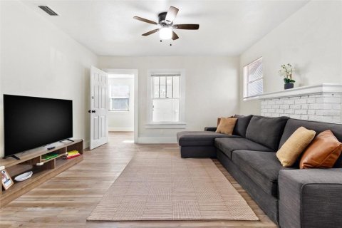 House in Saint Petersburg, Florida 3 bedrooms, 98.1 sq.m. № 1651584 - photo 4