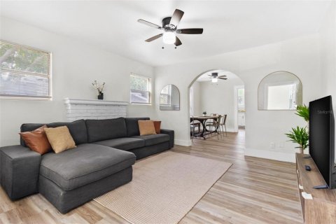 House in Saint Petersburg, Florida 3 bedrooms, 98.1 sq.m. № 1651584 - photo 3