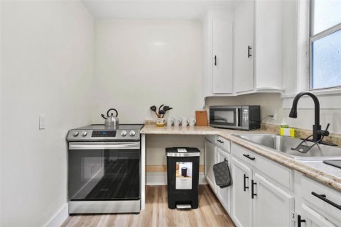 House in Saint Petersburg, Florida 3 bedrooms, 98.1 sq.m. № 1651584 - photo 7