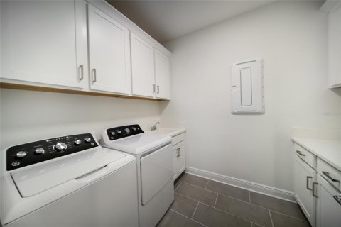 House in Bradenton, Florida 4 bedrooms, 343.46 sq.m. № 2312755 - photo 11