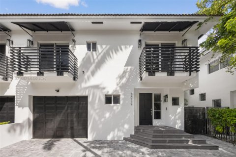 Adosado en Miami, Florida 4 dormitorios, 267.65 m2 № 2434209