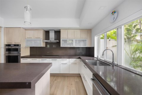 Adosado en venta en Miami, Florida, 4 dormitorios, 267.65 m2 № 2434209 - foto 13