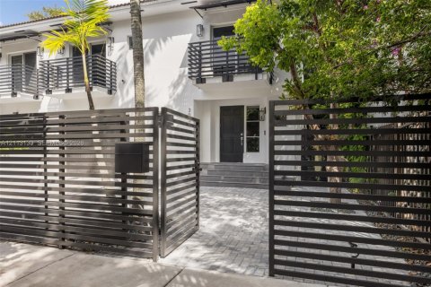 Adosado en venta en Miami, Florida, 4 dormitorios, 267.65 m2 № 2434209 - foto 2