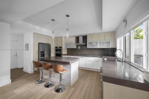 Adosado en venta en Miami, Florida, 4 dormitorios, 267.65 m2 № 2434209 - foto 12