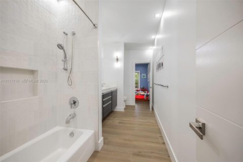 Adosado en venta en Miami, Florida, 4 dormitorios, 267.65 m2 № 2434209 - foto 28