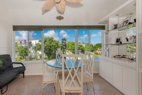 Condominio en Lauderdale Lakes, Florida, 2 dormitorios  № 2034680